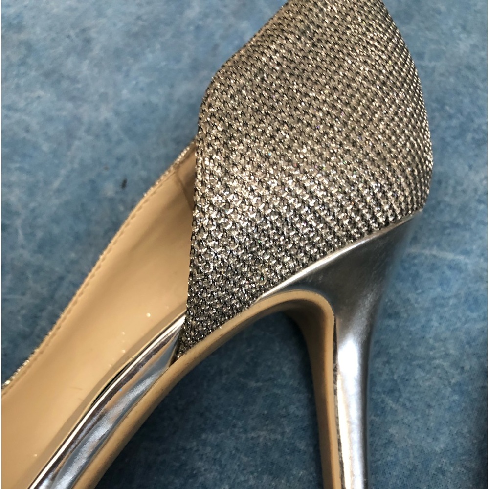 Tahari 8 1/2 medium silver heels. Barely worn - Picture 3 of 10